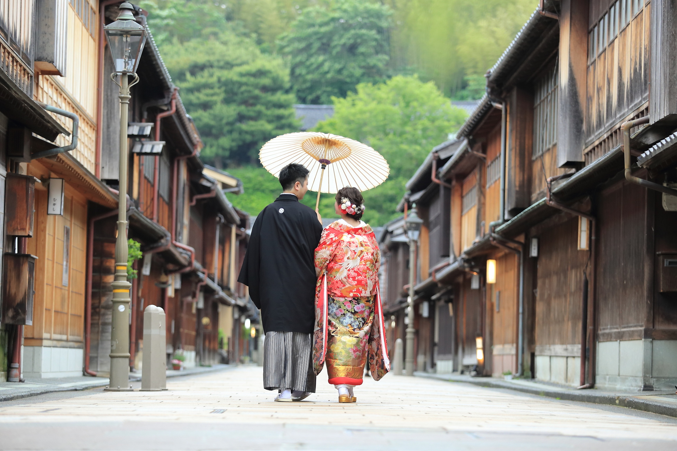 Back view of a couple walking through Higashi Chaya Gai